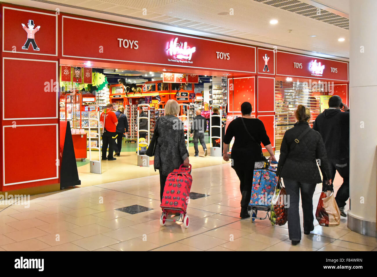 Hamleys toy store shop front & shoppers in Intu indoor Lakeside Shopping Mall a West Thurrock in Essex England Regno Unito Foto Stock