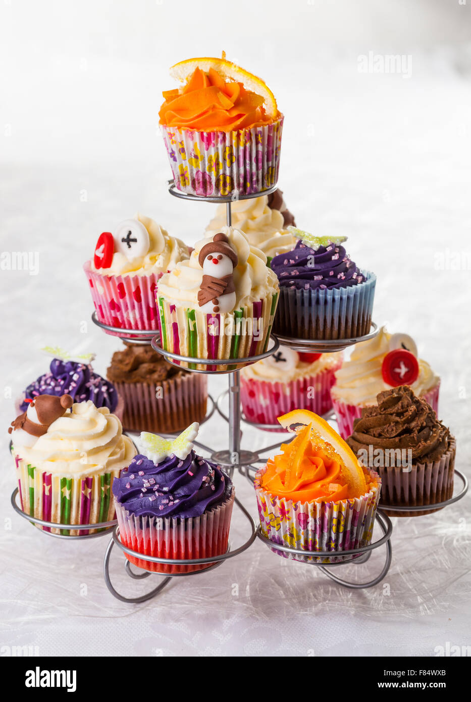 Una torta stand con una varietà di coloratissimi tortine Foto Stock