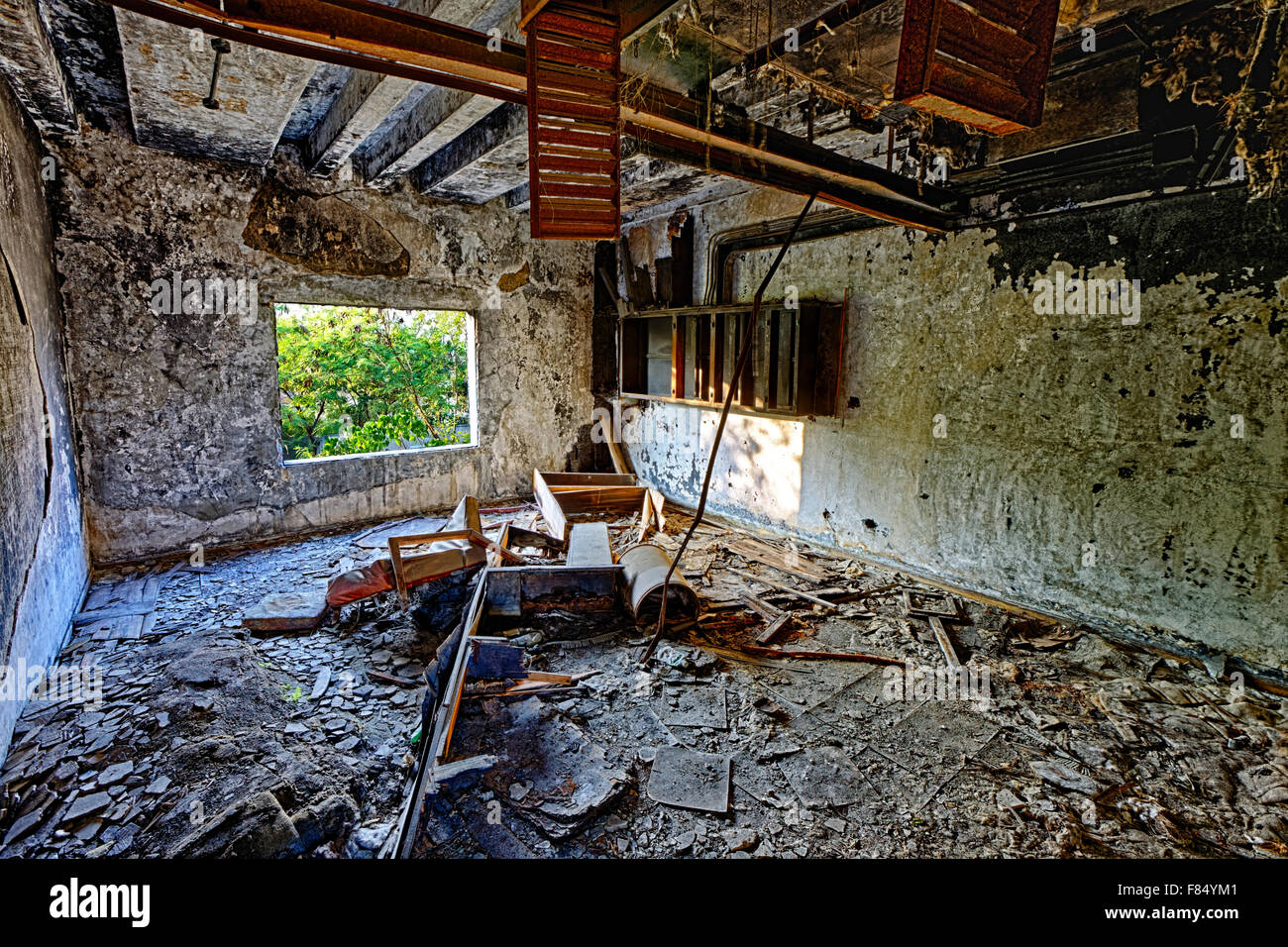 Vecchio rudere abbandonato danni di fabbrica edificio all interno Foto Stock