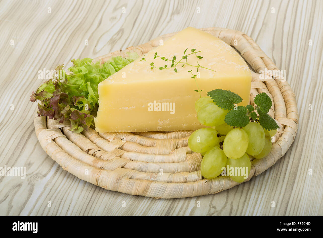 Parte del formaggio parmigiano sul legno sfondi Foto Stock