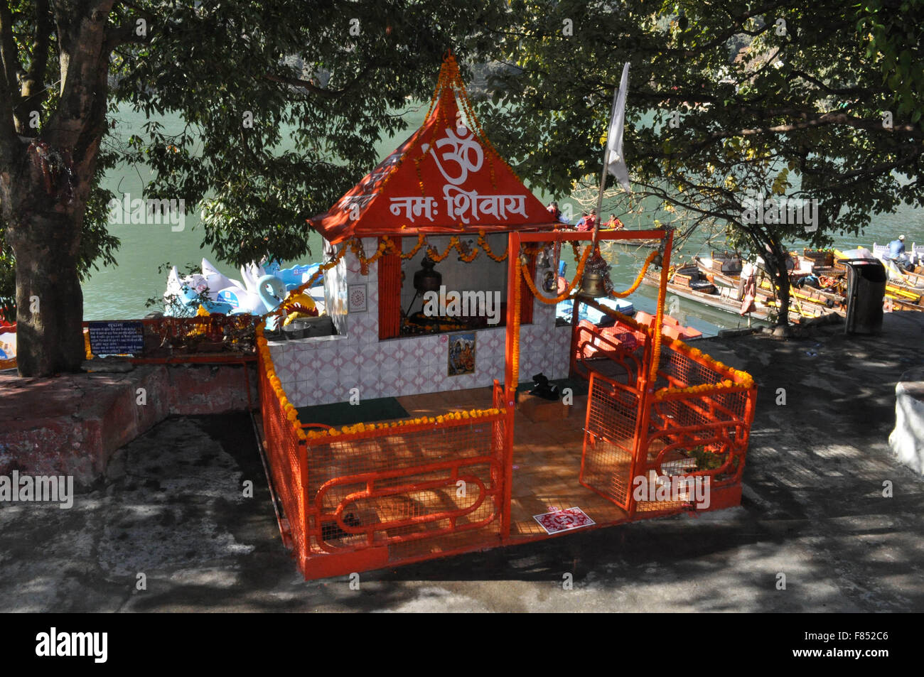 Bellissimo lago di Naini e un piccolo lato strada signore Shiva Tempio sitituated in Mall Road, a Mallital, Nainital, Uttarakhand, India Foto Stock