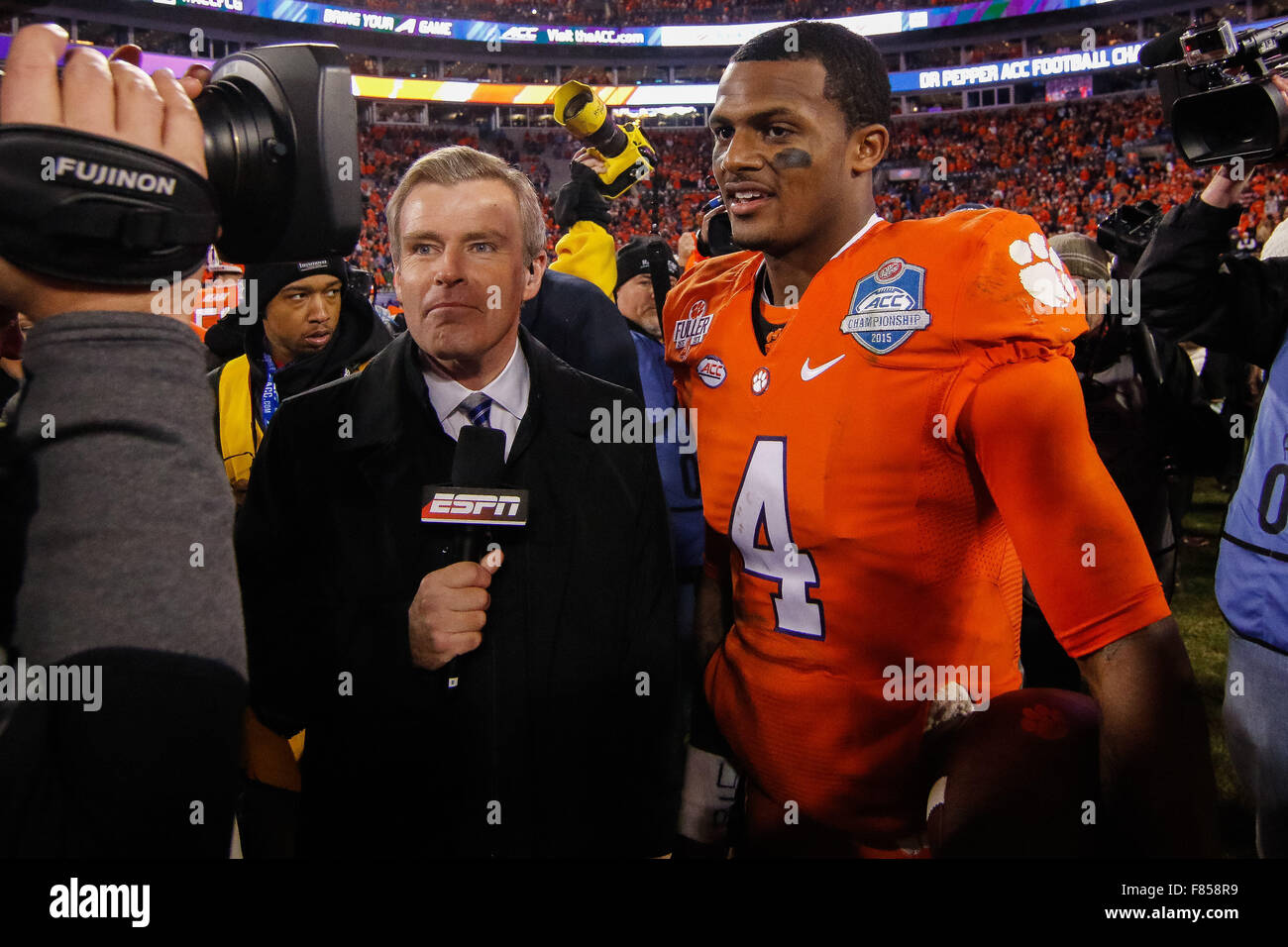 Charlotte, NC, Stati Uniti d'America. 6 dicembre, 2015. quarterback Deshaun Watson (4) del Clemson Tigers durante il suo post intervista di gioco sul campo dopo l'ACC campionato tra il North Carolina Tar Heels e la Clemson Tigers presso la Bank of America Stadium di Charlotte, NC. Scott Kinser/CSM/Alamy Live News Foto Stock