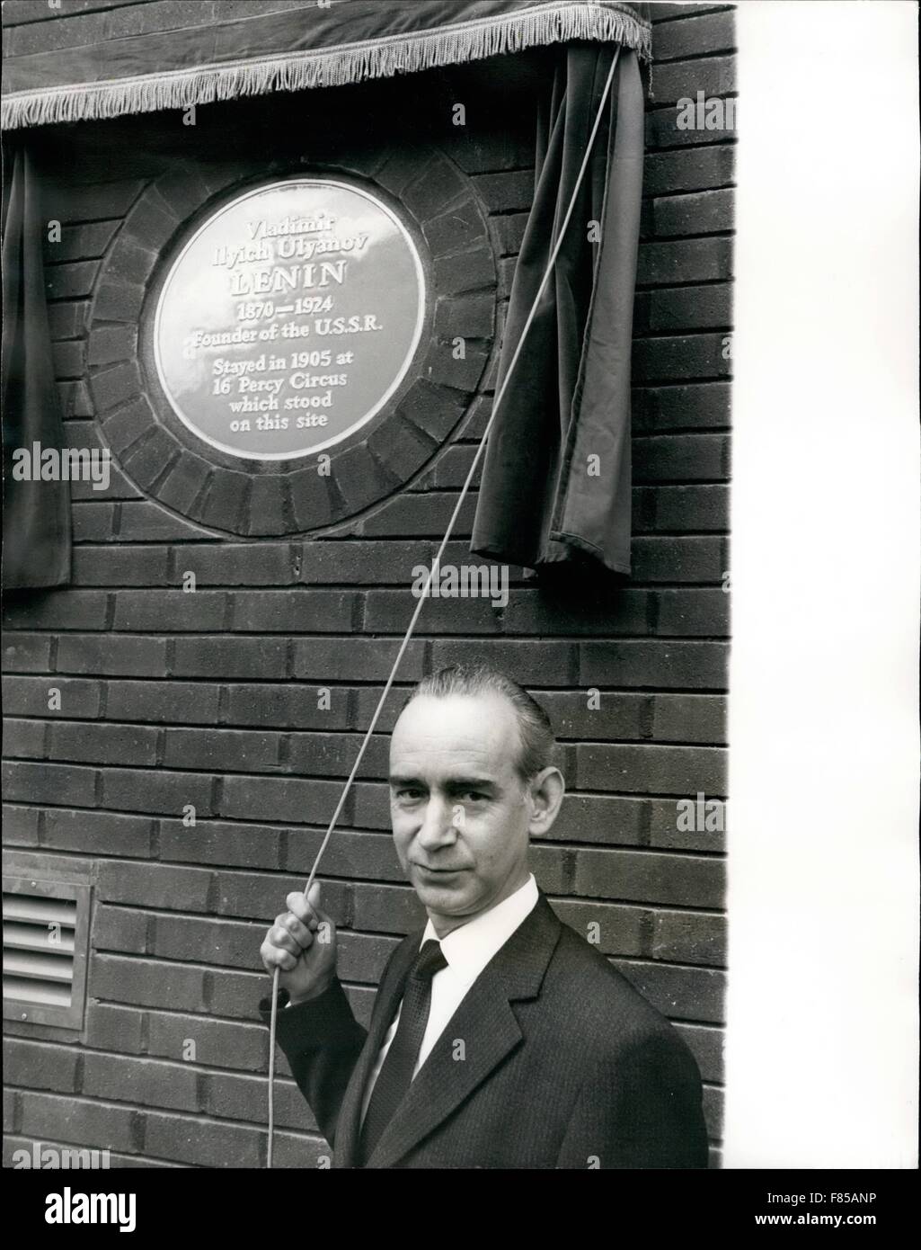 1968 - La polizia si scontrano con manifestanti ebrei come ambasciatore sovietico svela Lenin la placca al nuovo Hotel: c'era una rissa tra la polizia manifestanti ebrei questa mattina mentre M. Mikhail Smirnovsky, l ambasciatore sovietico, è stato svelato un Lenin piaga al nuovo Royal Scot Hotel, vicino a Kings Cross Station. La peste commemora il fatto che Lenin ha preso alloggio presso una casa sul posto 67 anni fa quando è venuto a Londra per il Terzo Congresso della Federazione democratica del partito laburista nel maggio 1905. La foto mostra il M. Mikhail Smirnovsky, l ambasciatore sovietico vede svelando la peste di Lenin Foto Stock