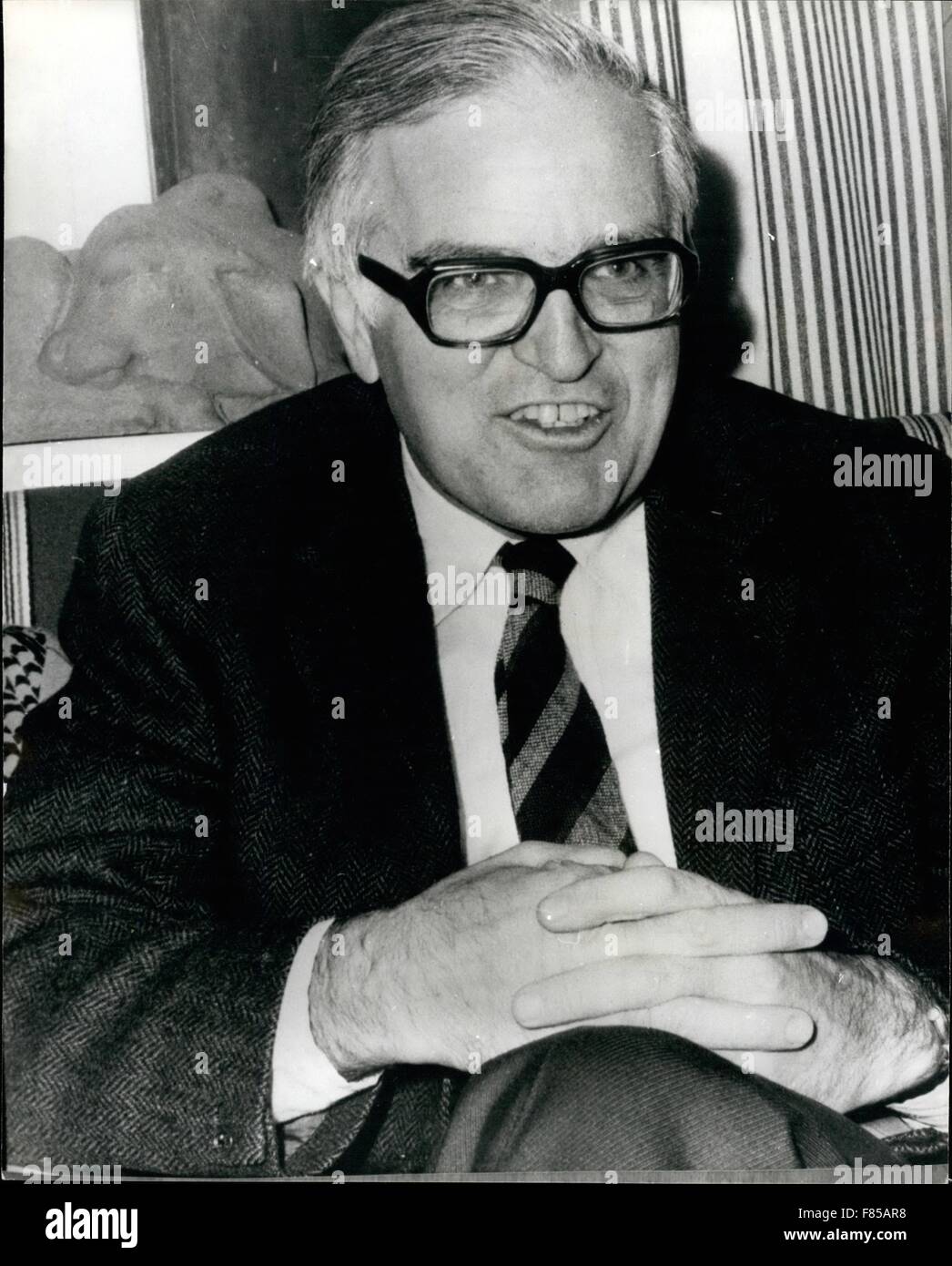 1958 - Età Bohr della Danimarca scuote il Premio Nobel per la fisica mostra fotografica di:- Densih Prof Aage Bohr, figlio del defunto Niels Bohr è uno dei tre vincitori di quest'anno il premio Nobel per la fisica. © Keystone Pictures USA/ZUMAPRESS.com/Alamy Live News Foto Stock