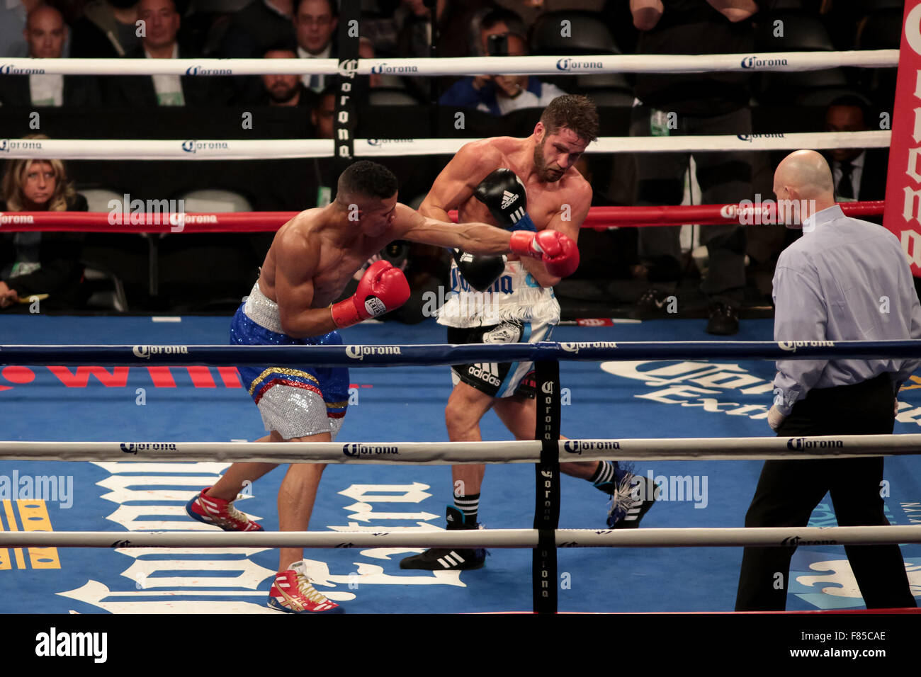 Brooklyn, New York, Stati Uniti d'America. 5 Dic, 2015. CHRIS ALGIERI (nero trunk) e Eric battaglia di osso in una welterweight bout presso la Barclays Center di Brooklyn, New York. Credito: Joel Plummer/ZUMA filo/Alamy Live News Foto Stock