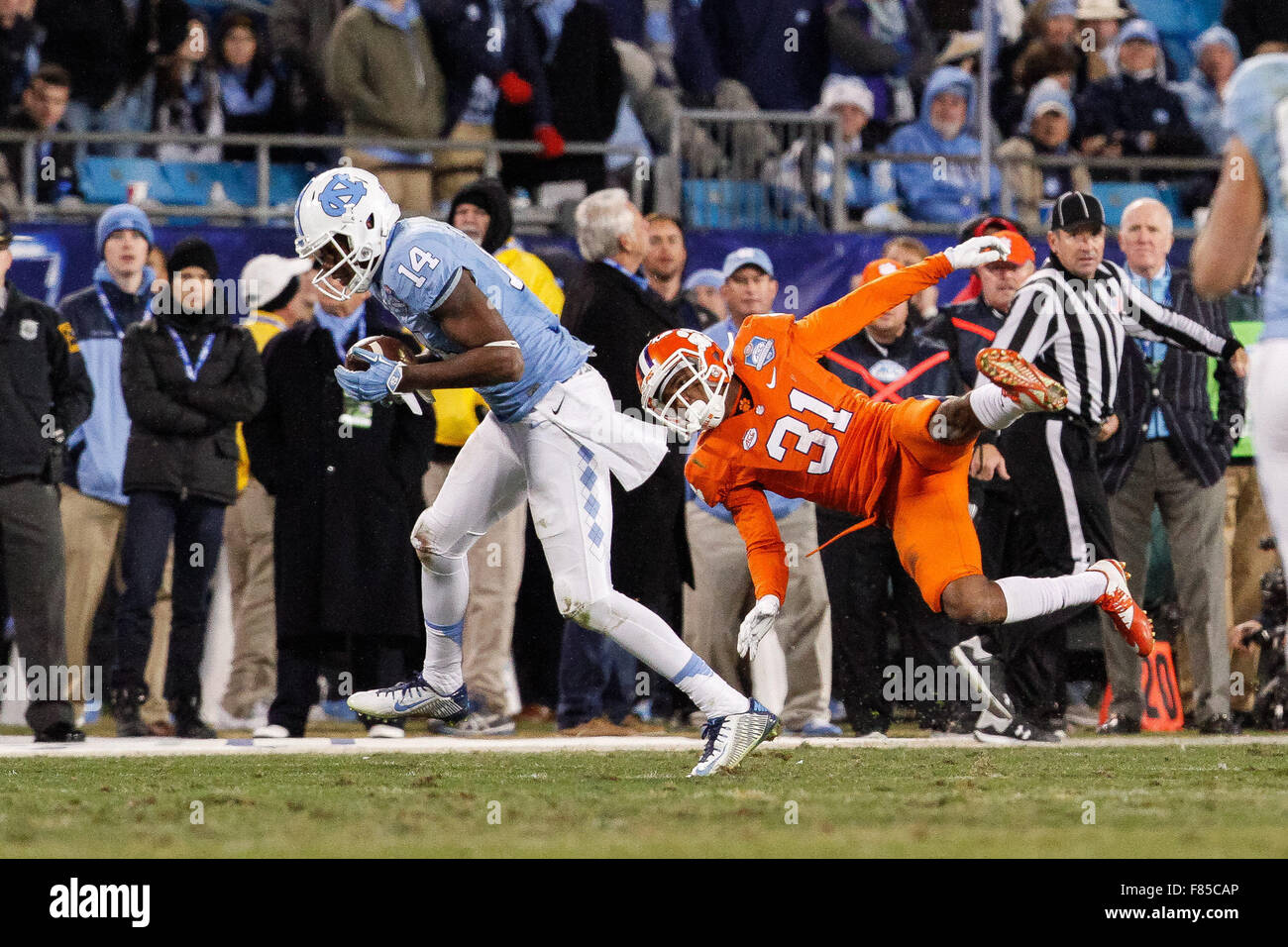 Charlotte, NC, Stati Uniti d'America. 6 dicembre, 2015. wide receiver Quinshad Davis (14) del North Carolina Tar Heels through off cornerback Ryan carter (31) del Clemson Tigers dopo la cattura durante la ACC campionato tra il North Carolina Tar Heels e la Clemson Tigers presso la Bank of America Stadium di Charlotte, NC. Scott Kinser/CSM/Alamy Live News Foto Stock