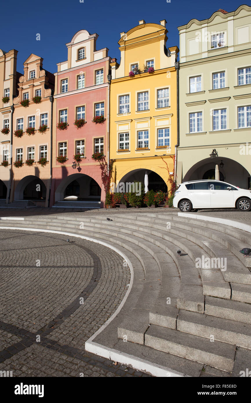 Città di Jelenia Gora in Polonia, dalla Piazza del Mercato della Città Vecchia, storico tenement case con portici e gables, Bassa Slesia voivodes Foto Stock