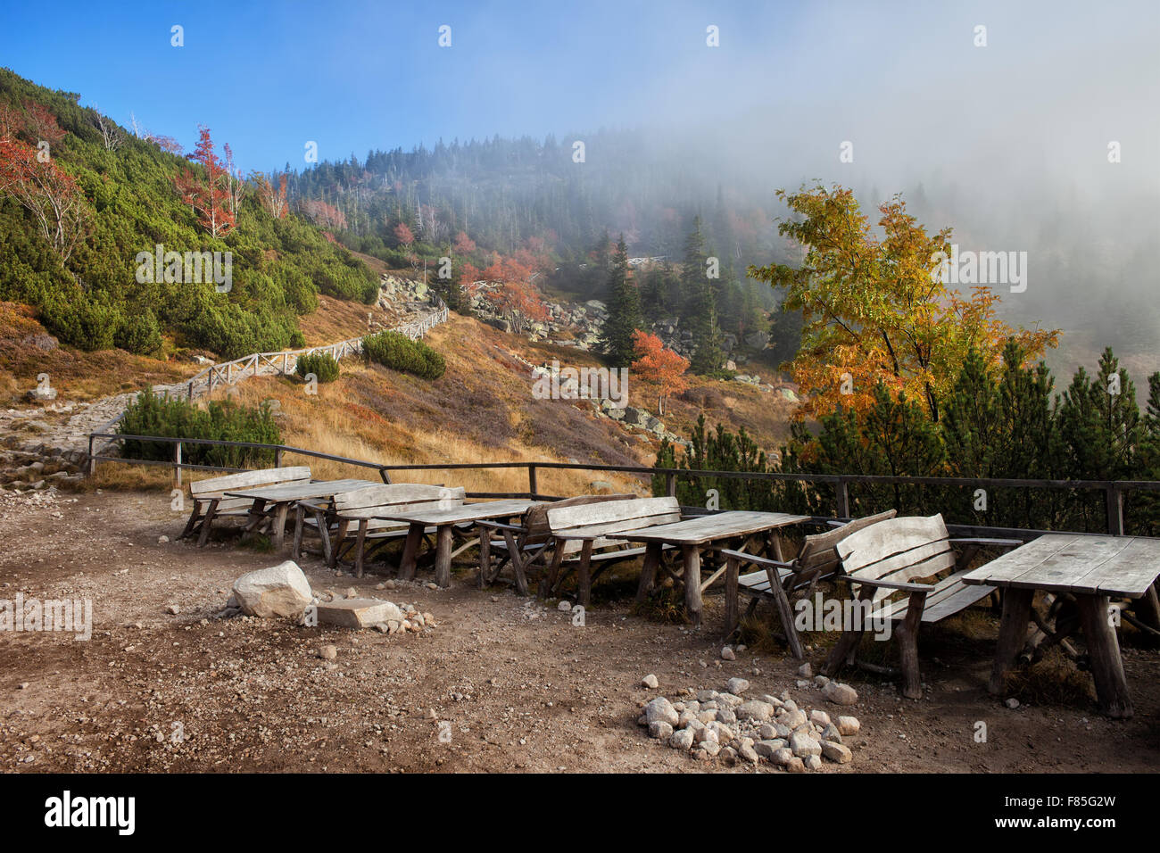 Tavoli da picnic con panche, luogo di riposo in autunno il paesaggio dei monti Karkonosze, Polonia Foto Stock