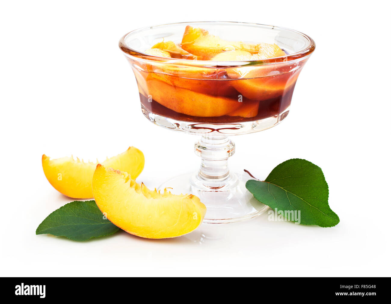Confettura di pesche e frutta fresca isolato su bianco Foto Stock