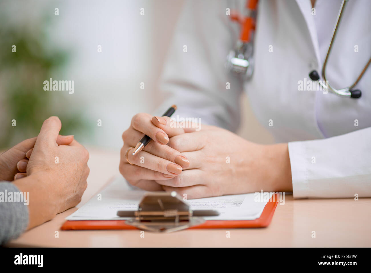 Consulenza medico paziente in ufficio Foto Stock