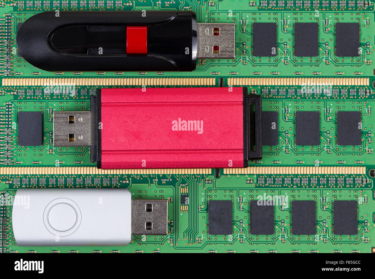 Vista ravvicinata di dati thumb drive di memoria e schede di circuito. Moderna tecnologia di archiviazione dei dati concetto. Foto Stock