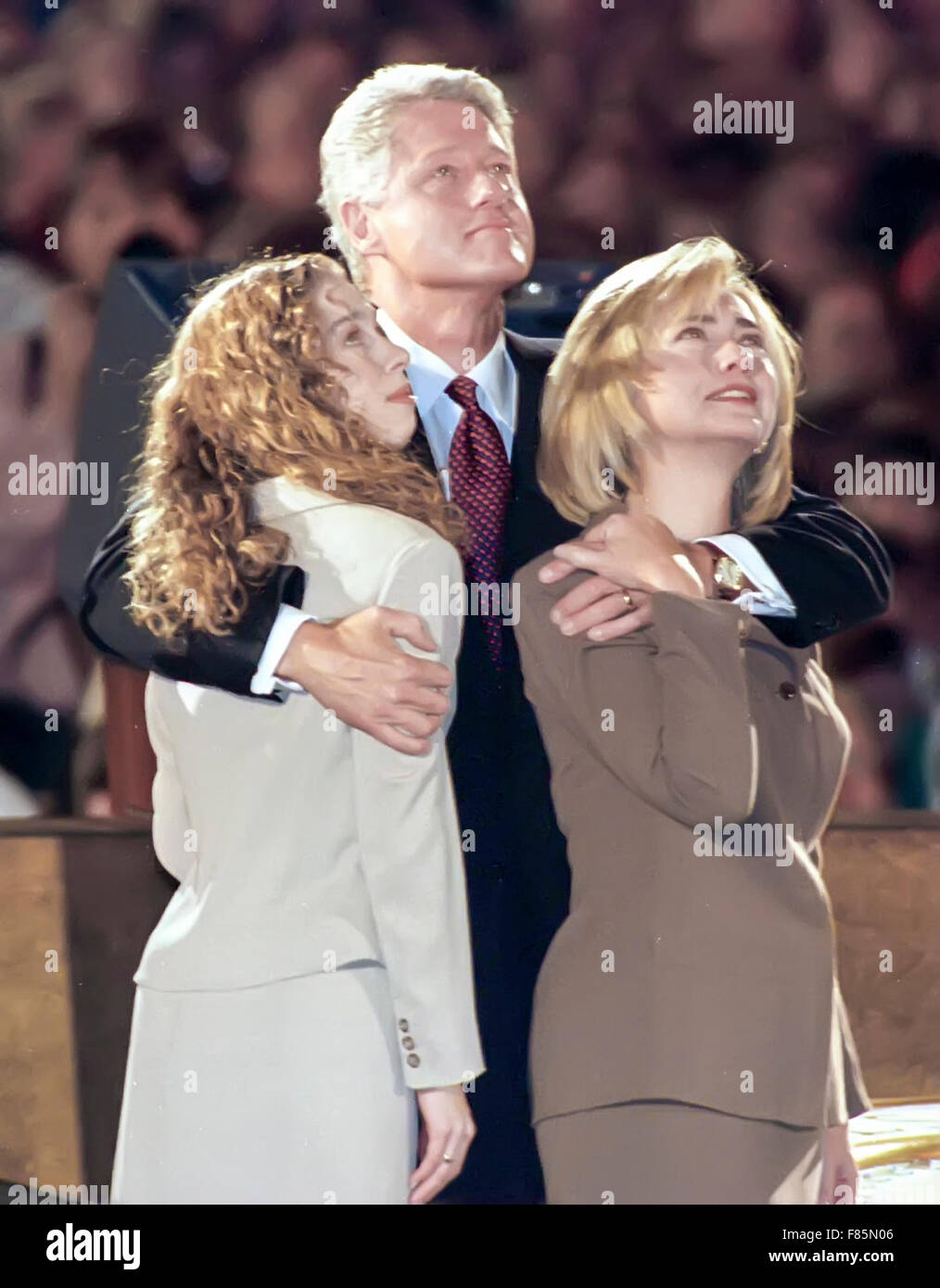 Il presidente Bill Clinton con la first lady Hillary Clinton e la figlia Chelsea a Little Rock, Arkansas, guardando una schermata che conferma la sua rielezione nel 1996. Foto Stock