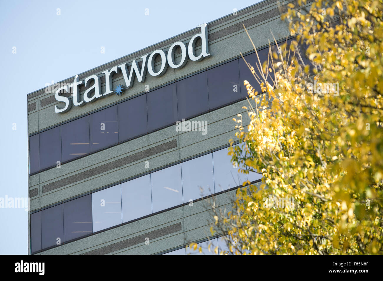 Un logo segno al di fuori della sede di Starwood Hotels & Resorts Worldwide Inc. di Stamford, Connecticut su 20 Novembre Foto Stock