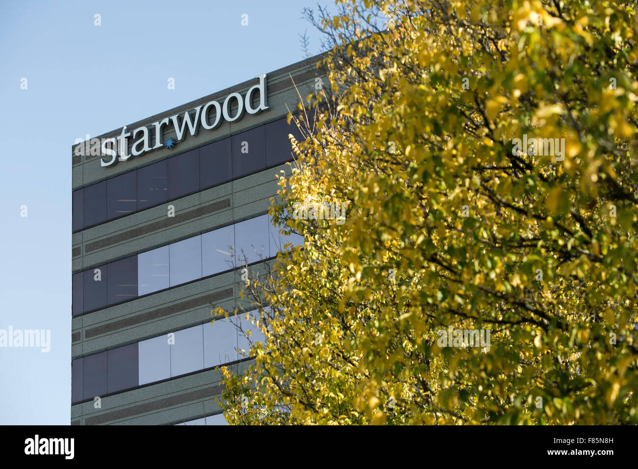 Un logo segno al di fuori della sede di Starwood Hotels & Resorts Worldwide Inc. di Stamford, Connecticut su 20 Novembre Foto Stock