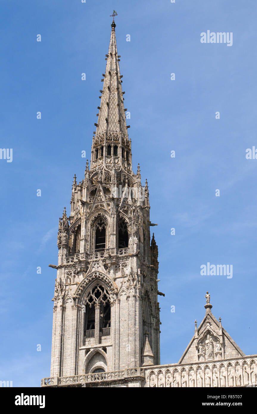 A sinistra del campanile della facciata ovest, la cattedrale di Chartres, Eure-et-Loir, Francia, Europa Foto Stock