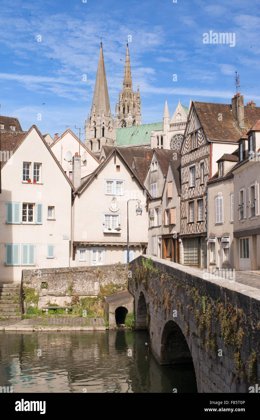 La città vecchia di Chartres con la cattedrale in background, Eure-et-Loir, Francia, Europa Foto Stock
