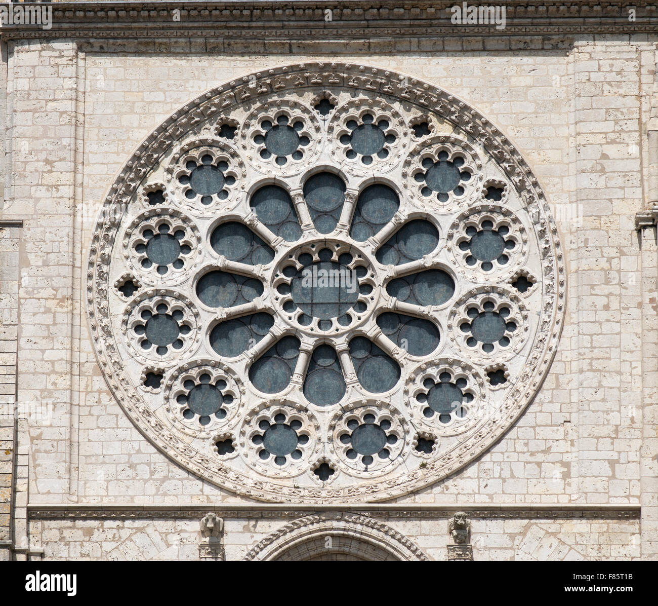 Vista esterna del transetto sud rose vedova la cattedrale di Chartres, Eure-et-Loir, Francia, Europa Foto Stock