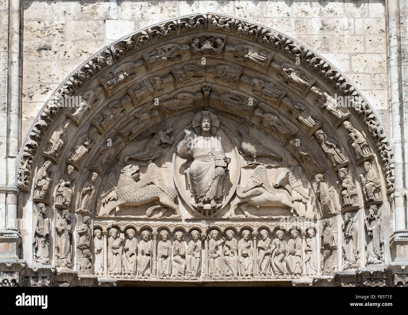 Il timpano centrale raffigurante Cristo e l'Apocalisse, la cattedrale di Chartres west transetto, Eure-et-Loir, Francia, Europa Foto Stock