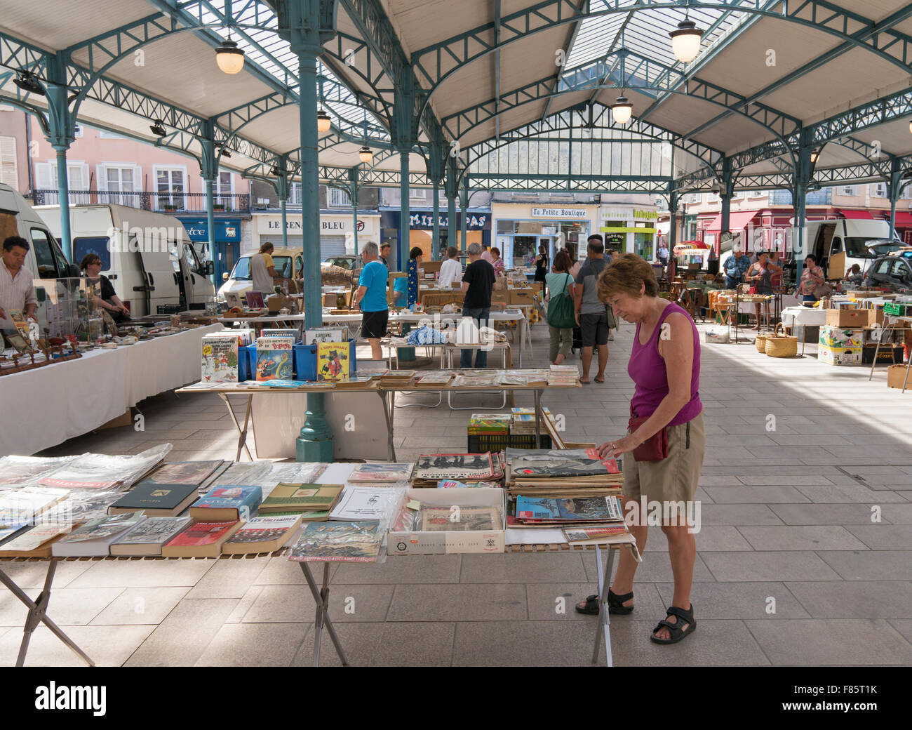 Mercato delle pulci entro la coperta Marché aux Légumes in Chartres, Eure-et-Loir, Francia, Europa Foto Stock