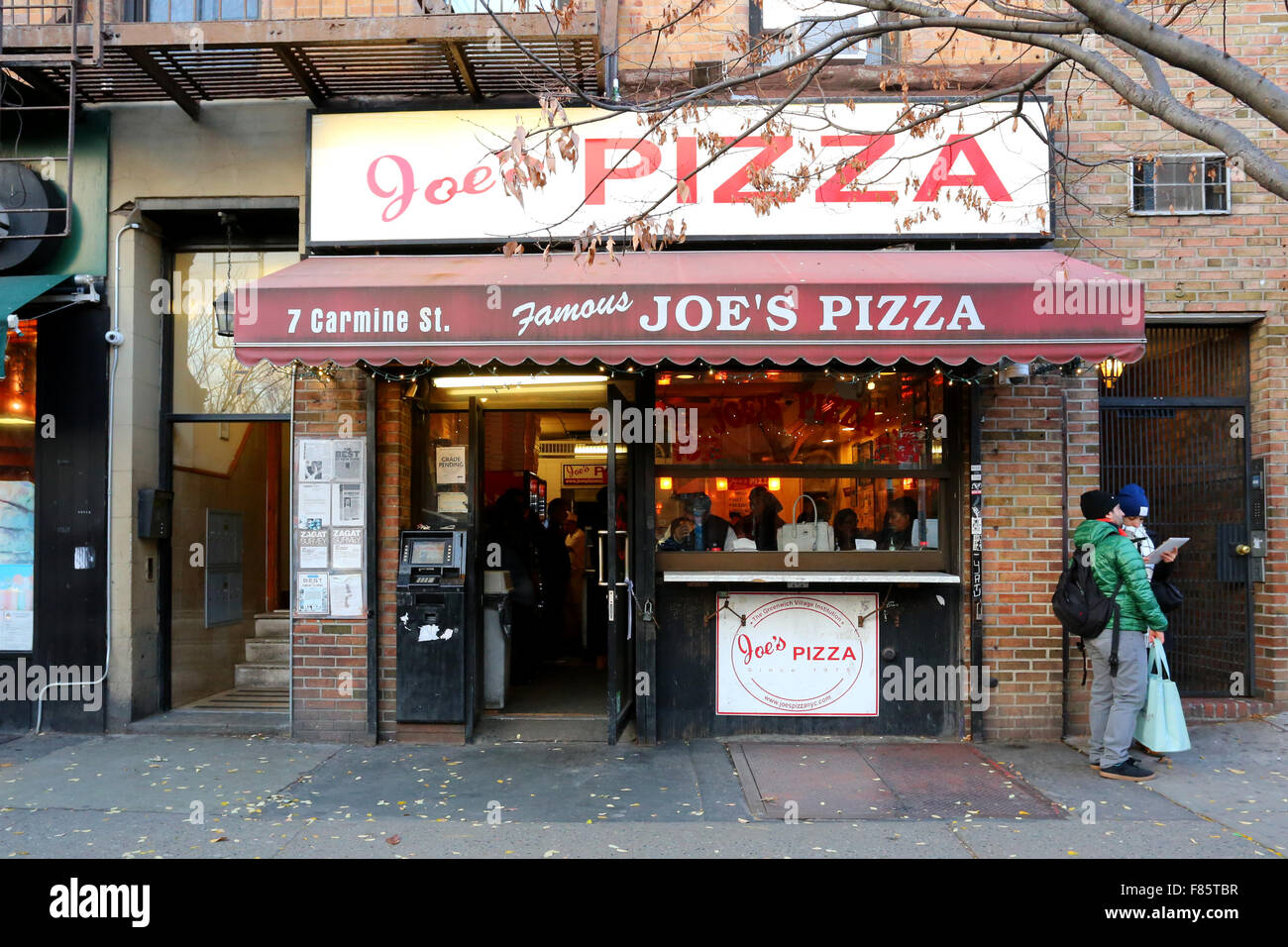 Joe's Pizza Greenwich Village, 7 Carmine St, New York, NY. esterno alla vetrina di una pizzeria nel Greenwich Village quartiere di Manhattan. Foto Stock