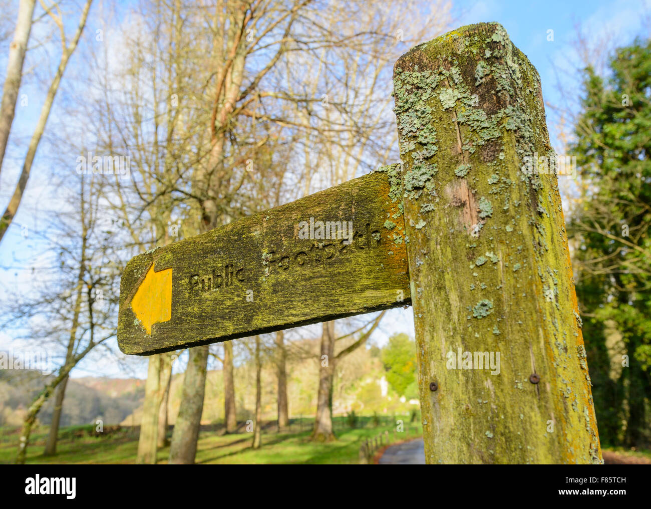 Sentiero pubblico dito post in inverno nel Regno Unito. Foto Stock