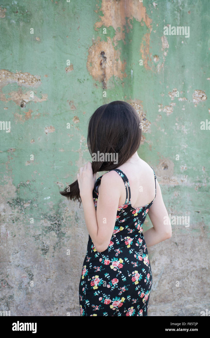 Vista posteriore di un sottile giovane donna che indossa un vestito estivo all'aperto Foto Stock