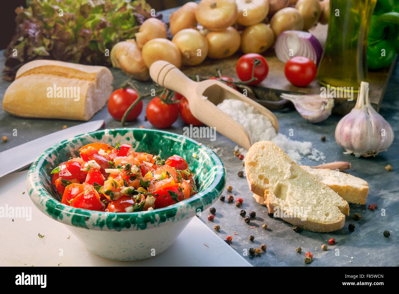 Gli ingredienti con la salsa di pomodoro per pane bruschetta italiana Foto Stock