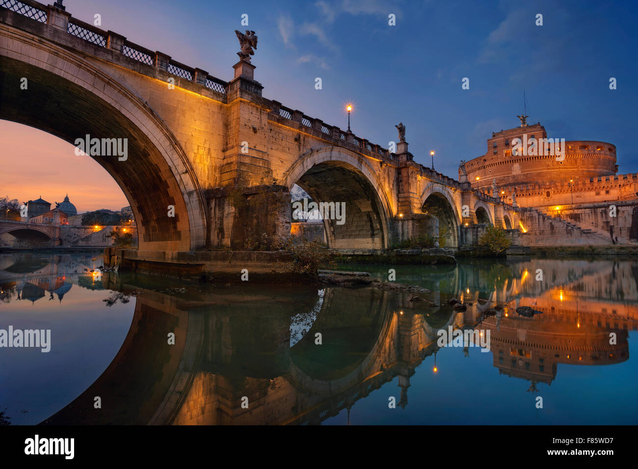 Roma. Immagine del castello di Santo Angelo e di Santo Angelo ponte sopra il fiume Tevere a Roma al tramonto. Foto Stock