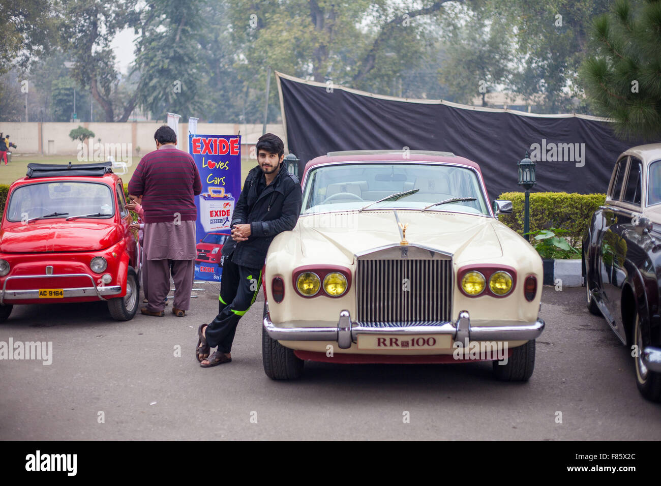 Il Pakistan giovane uomo è tenuto verticale con classic car show di Peshawar il 5 dicembre 2015. L annuale Classic Car Show 2015, organizzato dal Pakistan Dipartimento Turismo, incluse più di 50 veicoli che erano 60 anni di età o più Foto Stock