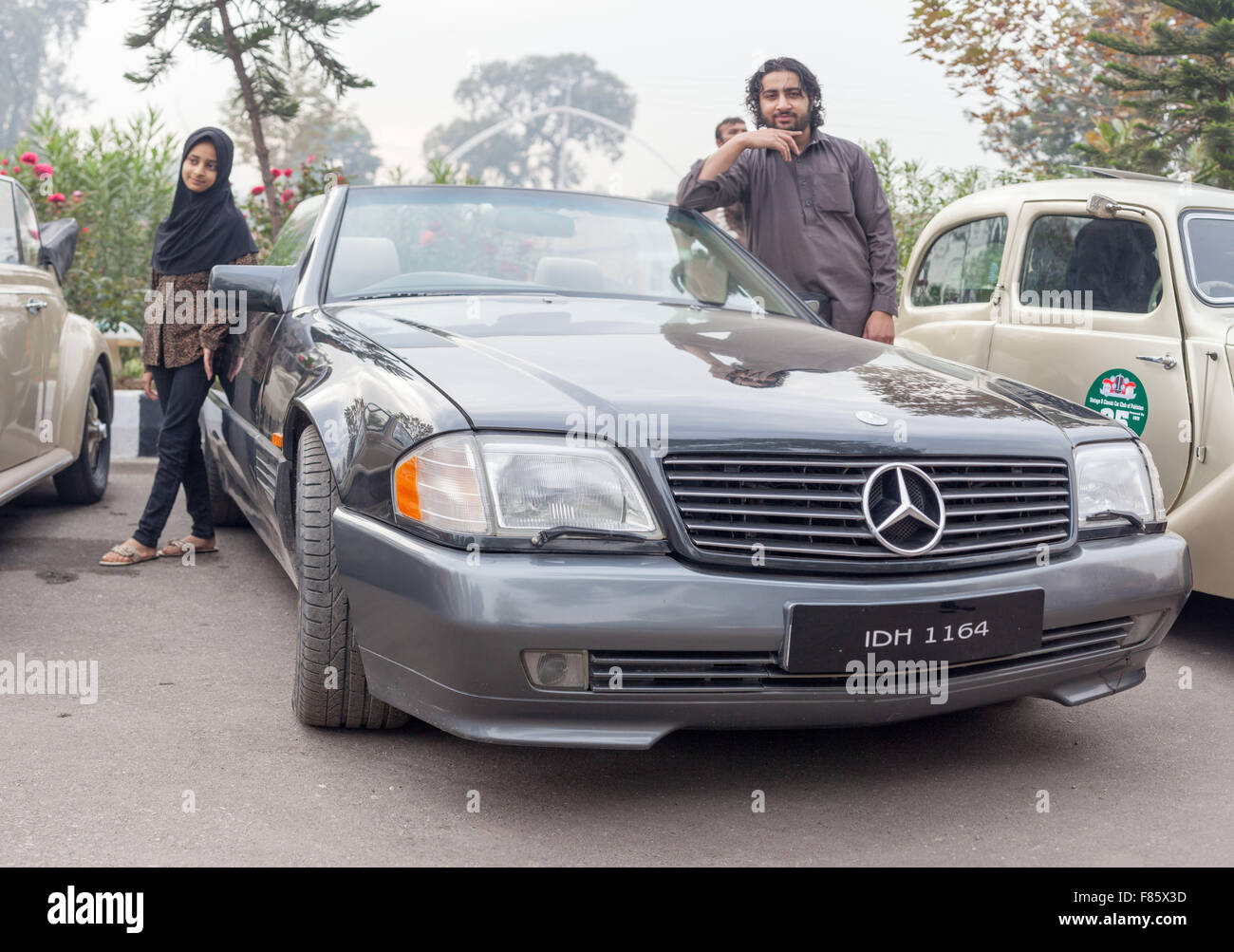 Il Pakistan il giovane e la piccola viene tenuto verticale con classic car show di Peshawar il 5 dicembre 2015. L annuale Classic Car Show 2015, organizzato dal Pakistan Dipartimento Turismo, incluse più di 50 veicoli che erano 60 anni di età o più Foto Stock