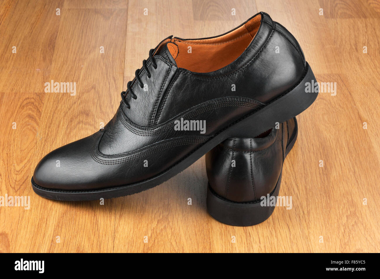 Classic scarpe da uomo, sul pavimento di legno, può essere utilizzato come sfondo Foto Stock