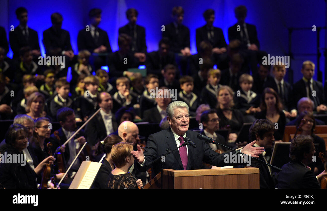 Gerusalemme, Israele. 05 Dic, 2015. Il Presidente tedesco Joachim Gauck offre un discorso alla Israeli Opera in Gerusalemme, Israele, 05 dicembre 2015. I soci del San Tommaso coro di Lipsia e il Leipzig Gewandhaus Orchestra sit in background. La serata di eventi sono in onore dei 50 anni di esistenza di German-Israeli relazioni diplomatiche. Il Presidente tedesco è su una quattro giorni di visita in Israele e Giordania. Foto: RAINER JENSEN/dpa/Alamy Live News Foto Stock