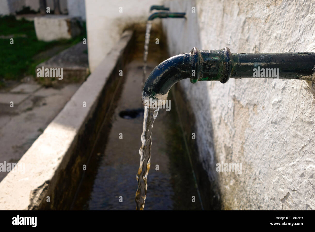 Antica acqua rubinetti a Cortijo de la Fuensanta, una vecchia costruzione con mulini industriali. El Burgo, Andalusia, Spagna Foto Stock
