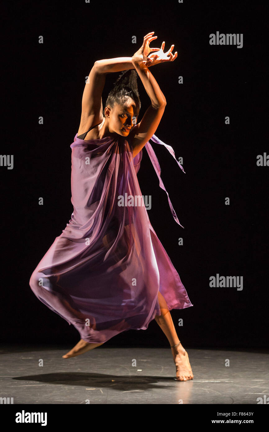 La ballerina Hemabharathy Palani esegue il suo assolo Trikonanga, che vede il suo tirare oltre la classica forma di danza Bharatanatyam. Dance Umbrella presenta fuori dell India: moderno si sposta al pit-teatro, centro Barbican, dal 21 al 24 ottobre 2015. Foto Stock