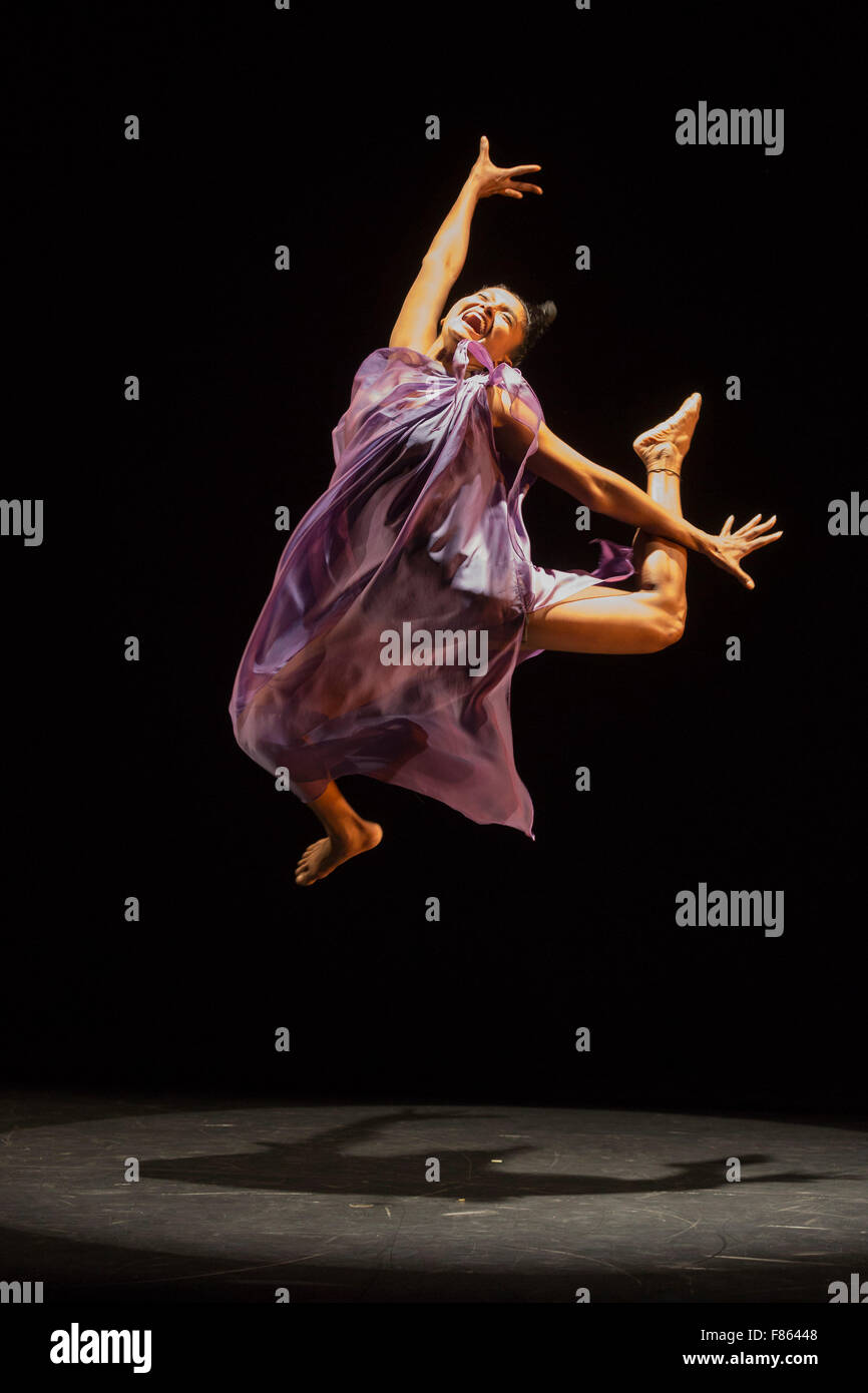 La ballerina Hemabharathy Palani esegue il suo assolo Trikonanga, che vede il suo tirare oltre la classica forma di danza Bharatanatyam. Dance Umbrella presenta fuori dell India: moderno si sposta al pit-teatro, centro Barbican, dal 21 al 24 ottobre 2015. Foto Stock