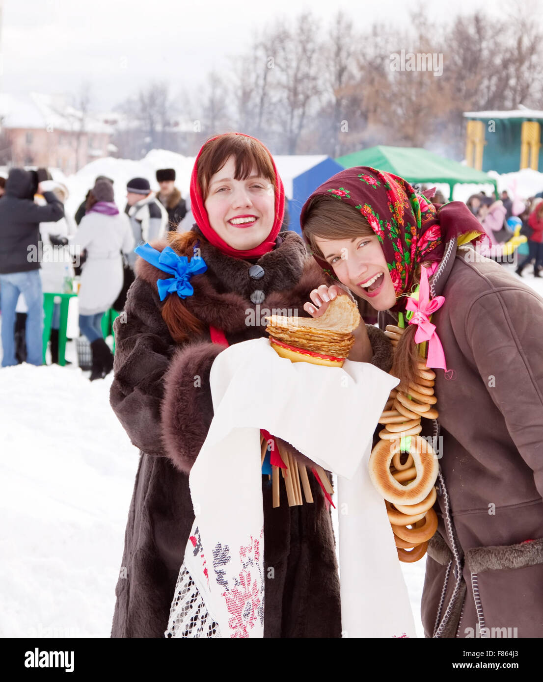Ragazza sorridente pancake di degustazione durante Shrovetide in Russia Foto Stock