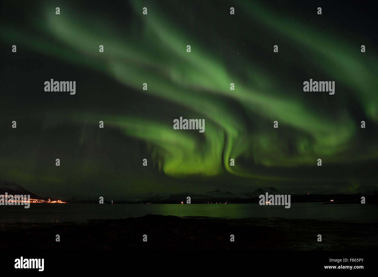 Aurora boreale su freddo fjord e possenti montagne Foto Stock