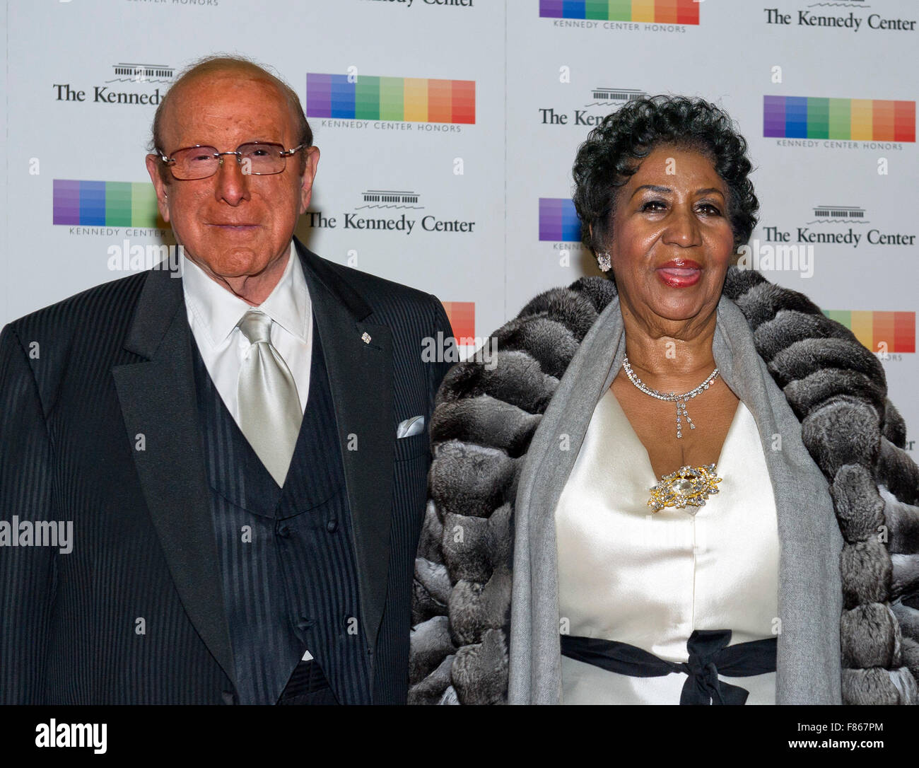 Clive Davis e Aretha Franklin arriva per la formale dell'artista la cena in onore di destinatari della trentottesima annuale di Kennedy Center Honors ospitato dal Segretario di Stato statunitense John F. Kerry presso l'U.S. Il Dipartimento di Stato a Washington, DC sabato 5 dicembre 2015. Il 2015 honorees sono: cantautrice Carole King, regista George Lucas, attrice e cantante Rita Moreno, conduttore Seiji Ozawa, e attrice e Broadway star Cicely Tyson. Credito: Ron Sachs/Piscina via CNP - nessun filo SERVICE - Foto Stock