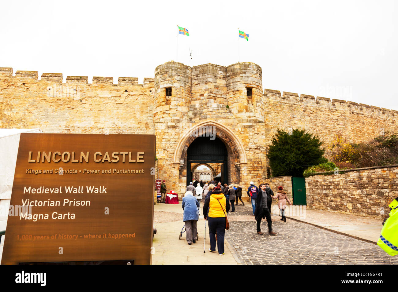 Lincoln Castle ingresso pareti di segno proteggere città Lincolnshire UK Inghilterra pietra fortificata porta a parete Foto Stock