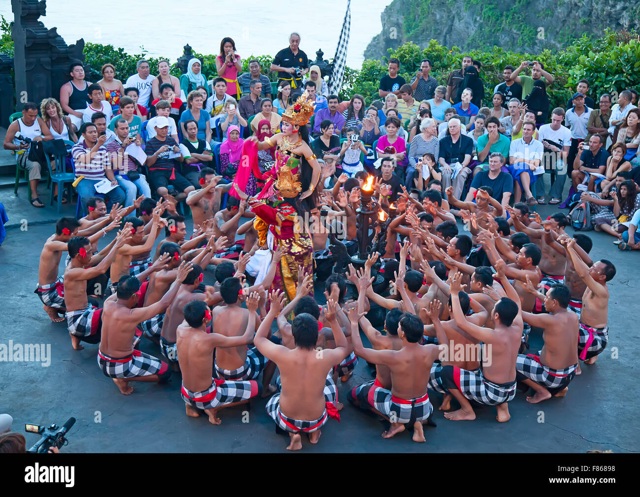 DENPASAR - Luglio 27: Balinese tradizionale danza Kecak mostrato a Denpasar, Bali, Indonesia il 27 luglio 2010. Kecak (noto anche come R Foto Stock