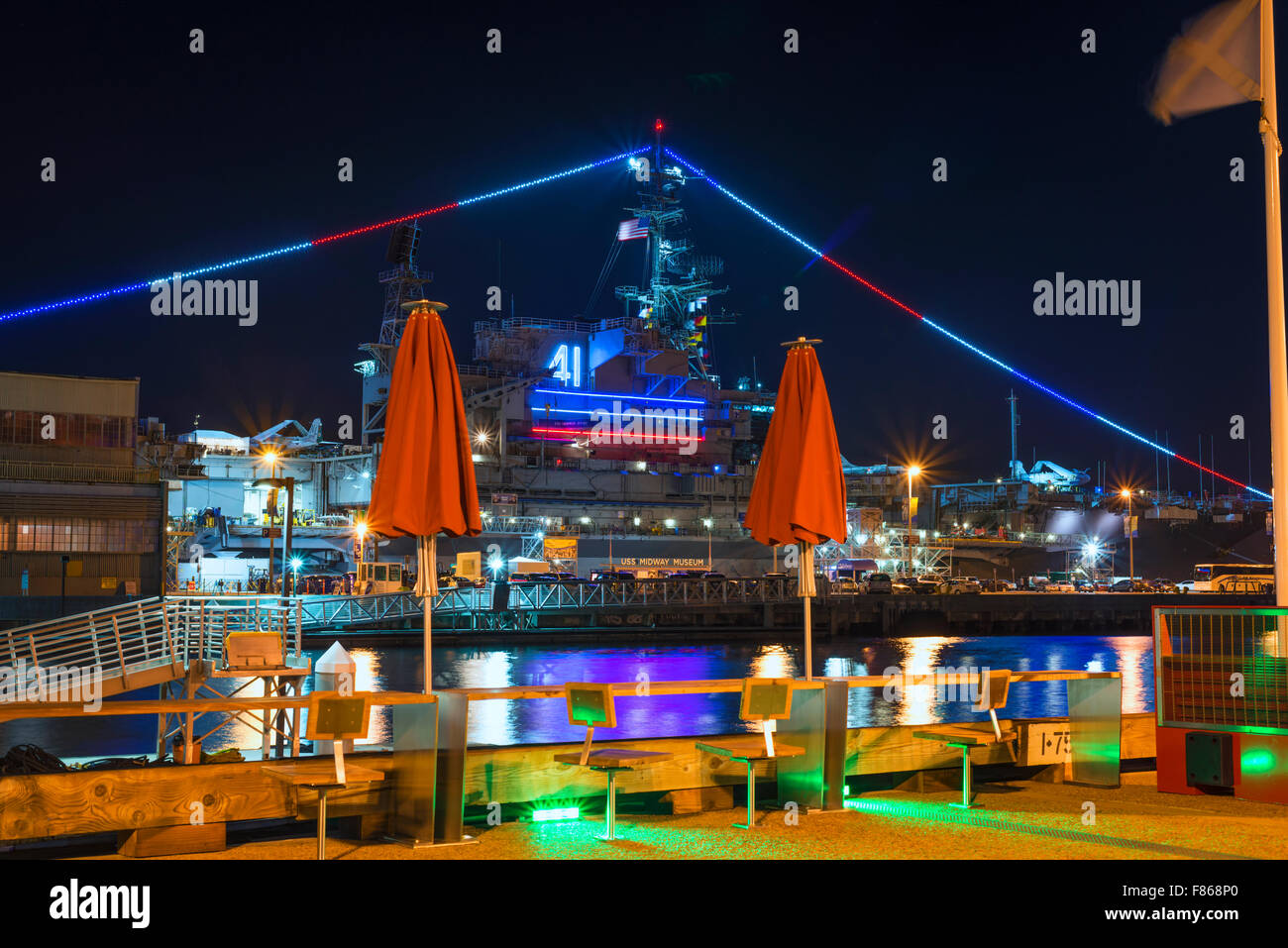 USS Midway Museum, nave, di notte. San Diego, California, Stati Uniti d'America. Foto Stock