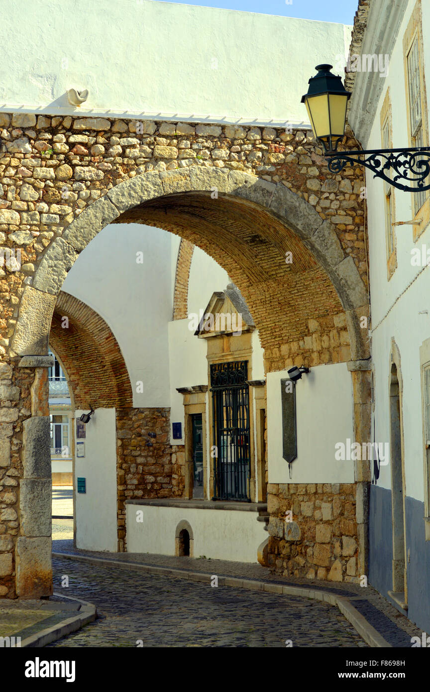 Arco di uscita attraverso la parete circostante al di fuori del Faro old town Foto Stock