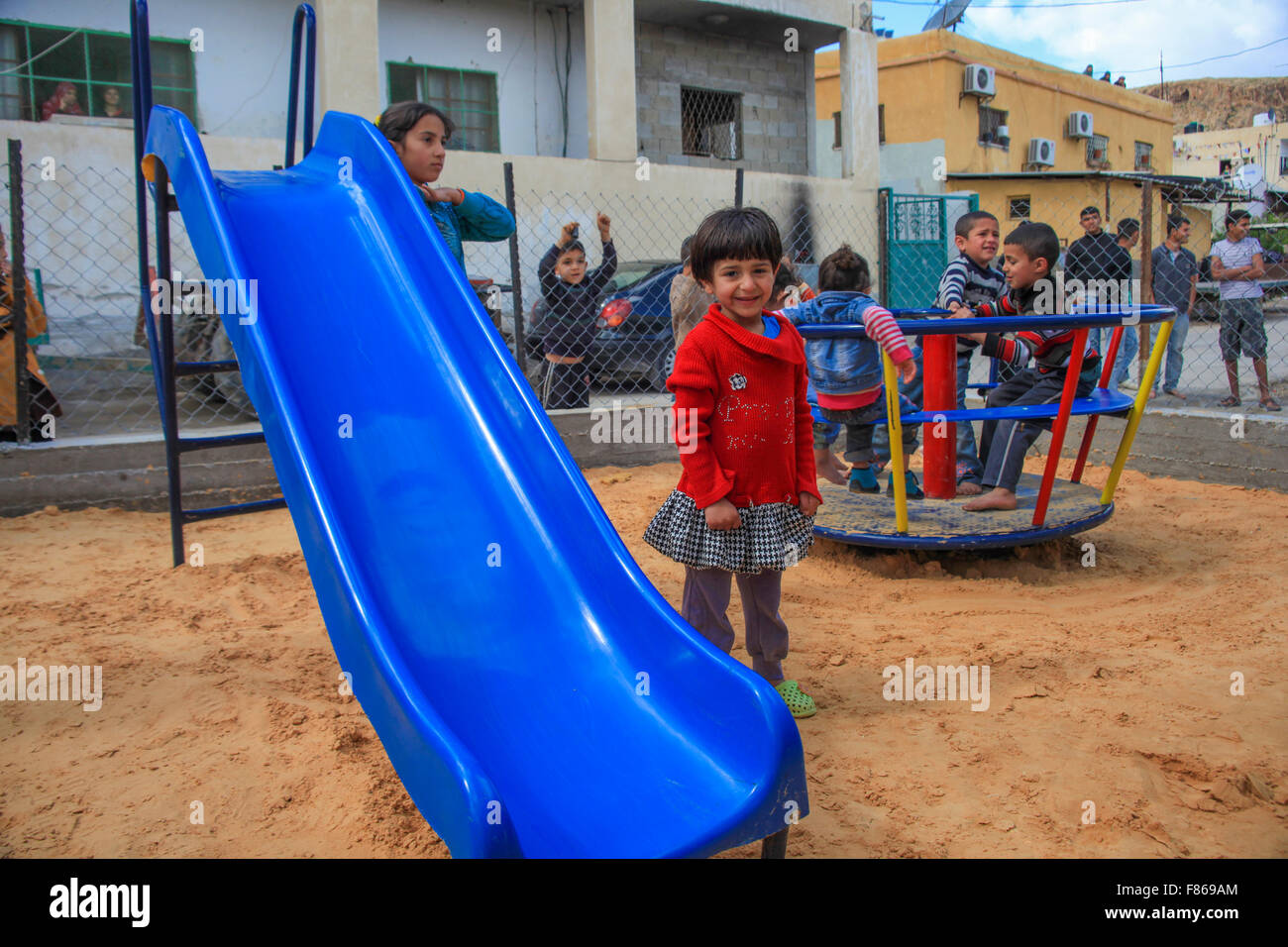 Beduina palestinese i bambini a giocare in un parco giochi Foto Stock