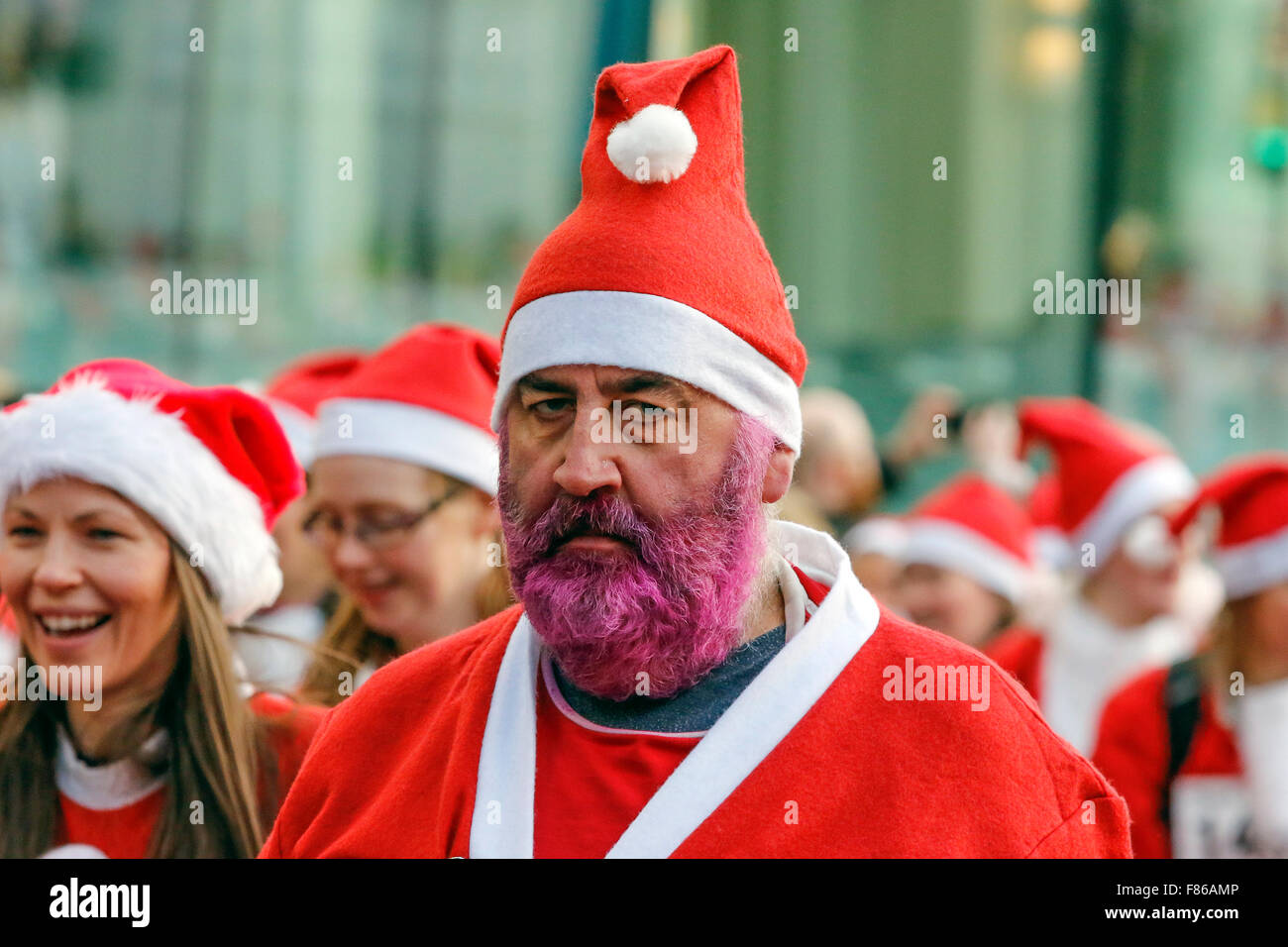 Più di 6000 corridori di tutte le età e abilità ha preso parte a Glasgow annuali di 'Santa Dash' Fun Run di 5k attorno al centro della città. Le guide sono state tutte vestite di Santa tute e una barba, in partenza e a George Square. Questa fun run è iniziato nel 2006 e ha sollevato oltre 100.000 sterline per vari enti di beneficenza e questo anno la nominata la carità era il Principe e la Principessa di Galles Ospizio. Il prossimo anno ricorre il decimo anniversario della corsa e si spera di avere 10.000 corridori prendere parte. Foto Stock