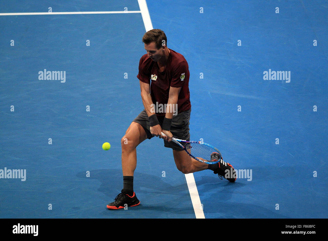 Pasay City, Filippine. 6 dicembre, 2015. OBI UAE Royals' giocatore Thomas Berdych della Repubblica ceca restituisce la sfera contro Manila non conformisti' giocatore Milos Raonic del Canada durante le loro partite internazionali di tennis Premier League in Pasay City, Filippine, 6 dicembre 2015. Thomas Berdych perso 4-6. © Rouelle Umali/Xinhua/Alamy Live News Foto Stock