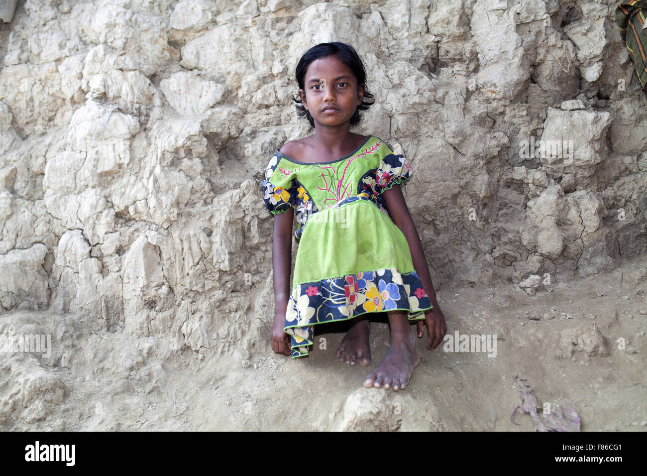 Nov. 29, 2015 - Cox's Bazar, Bangladesh - Cox's Bazar, BANGLADESH - 29 novembre: Bambini del livello del mare in aumento in zona Isola di Kutubdia di Cox's Bazar quartiere sulla Novembre 29, 2015...Kutubdia, un isola a Cox's Bazar costa. le avversità di natura principalmente indotta dal cambiamento climatico. Durante gli ultimi due decenni gli impatti del clima in Bangladesh sono stati accellerating.Kutubdia è anche colpito duramente. Il posto è molto vulnerabile ai cicloni e mareggiate, che sono diventati più frequenti e intense in Bangladesh nonché innalzamento del livello del mare e le onde più forte. Il risultato è la massiccia erosione Foto Stock