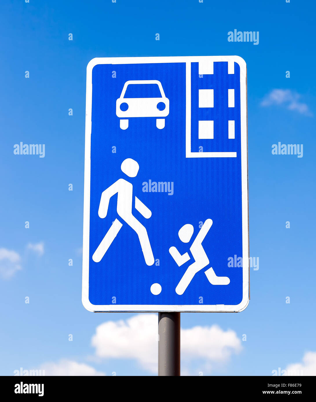 Segno di traffico zona residenziale contro il cielo Foto Stock