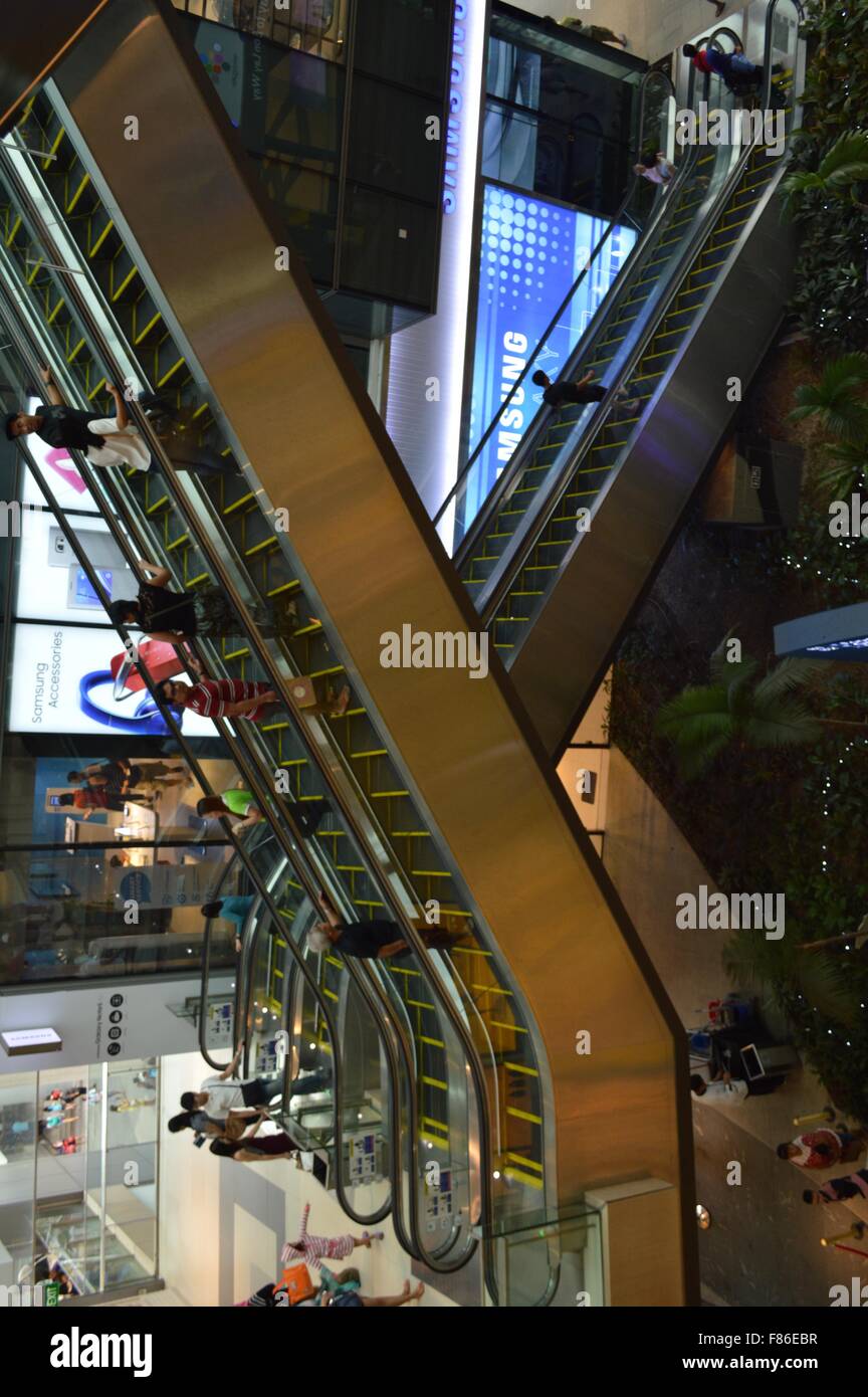 Bellissima vista del multi-storia vista di escalator in moderno shopping mall Foto Stock