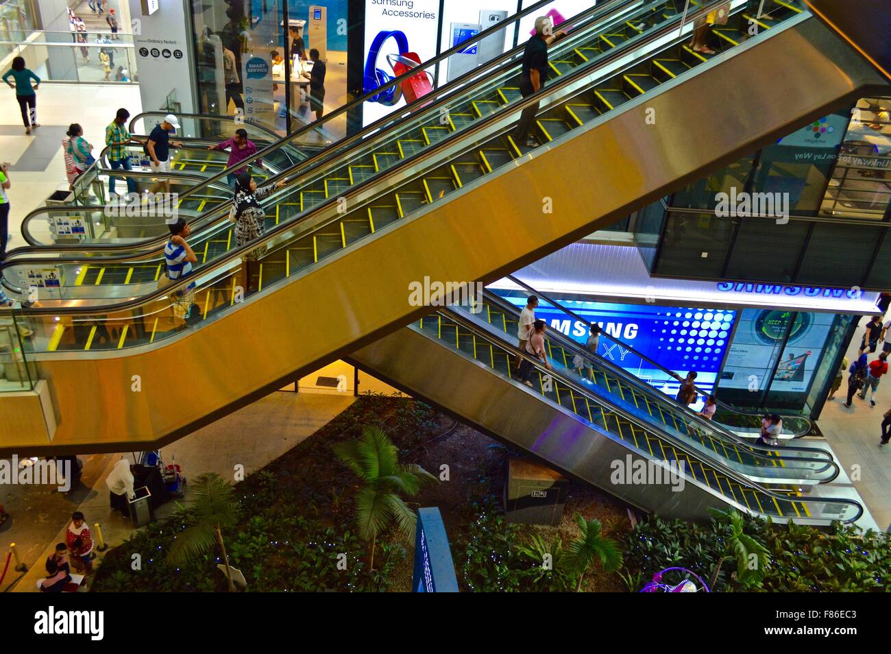 Bellissima vista del multi-storia vista di escalator in moderno shopping mall Foto Stock