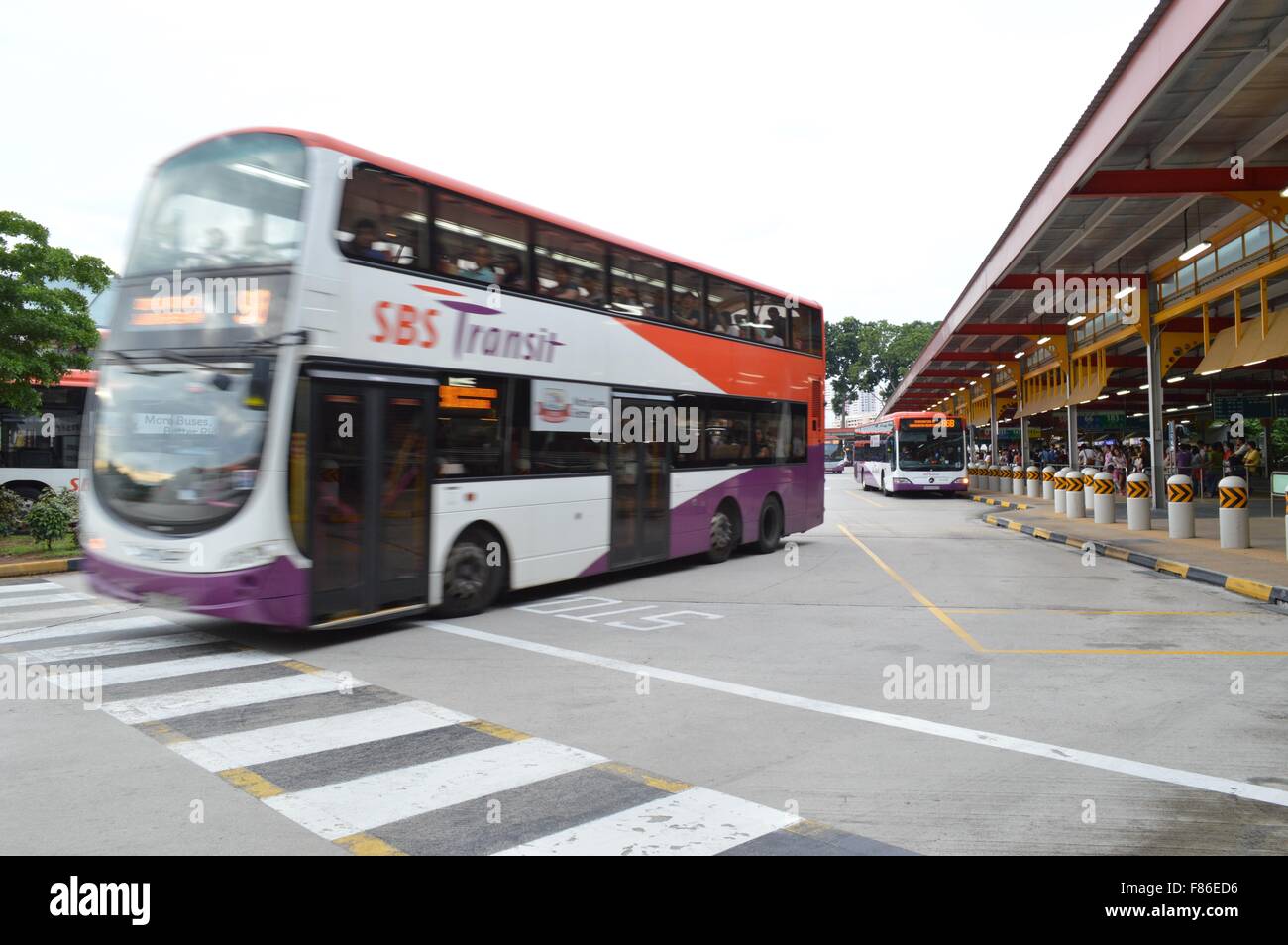 Double Decker bus della città di Singapore e fermata bus Foto Stock